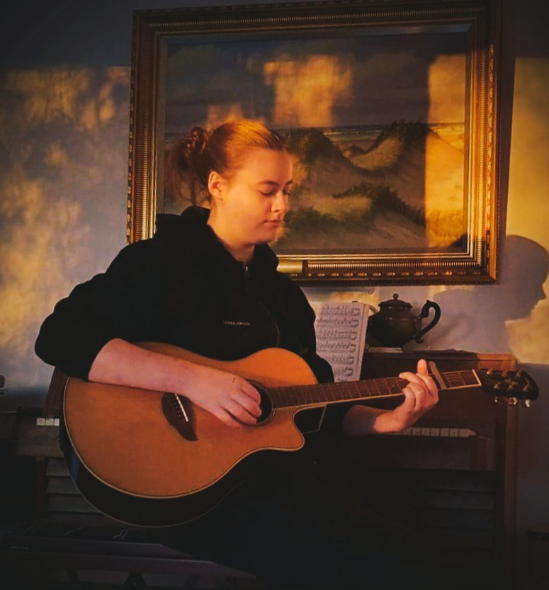 Laura med guitar